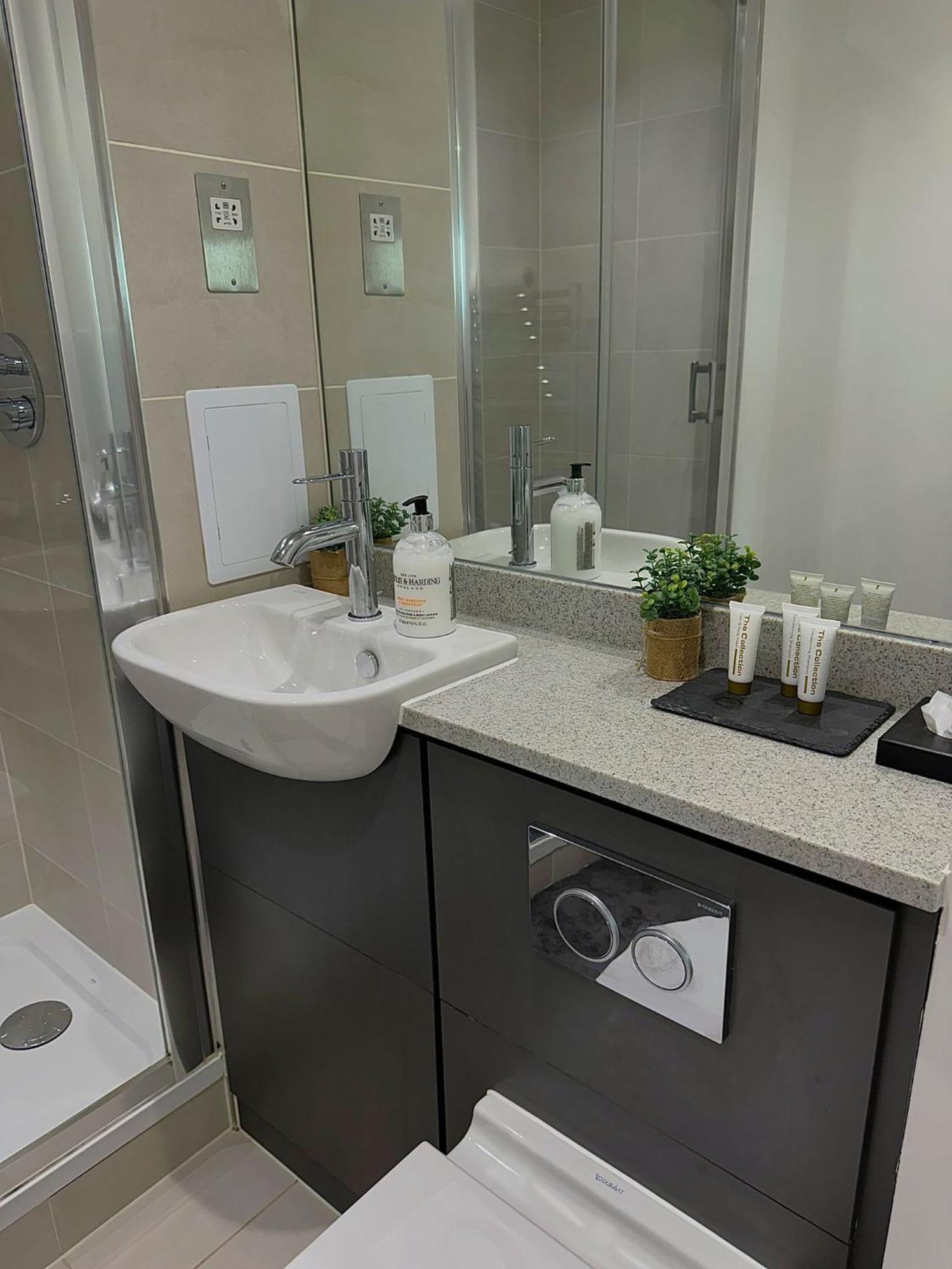 Kayz Lodge- Luxury Ensuite-Private & Shared Accommodation In A New House At The Olympic Village Overlooking Stratford Westfield And Tube Station ロンドン エクステリア 写真
