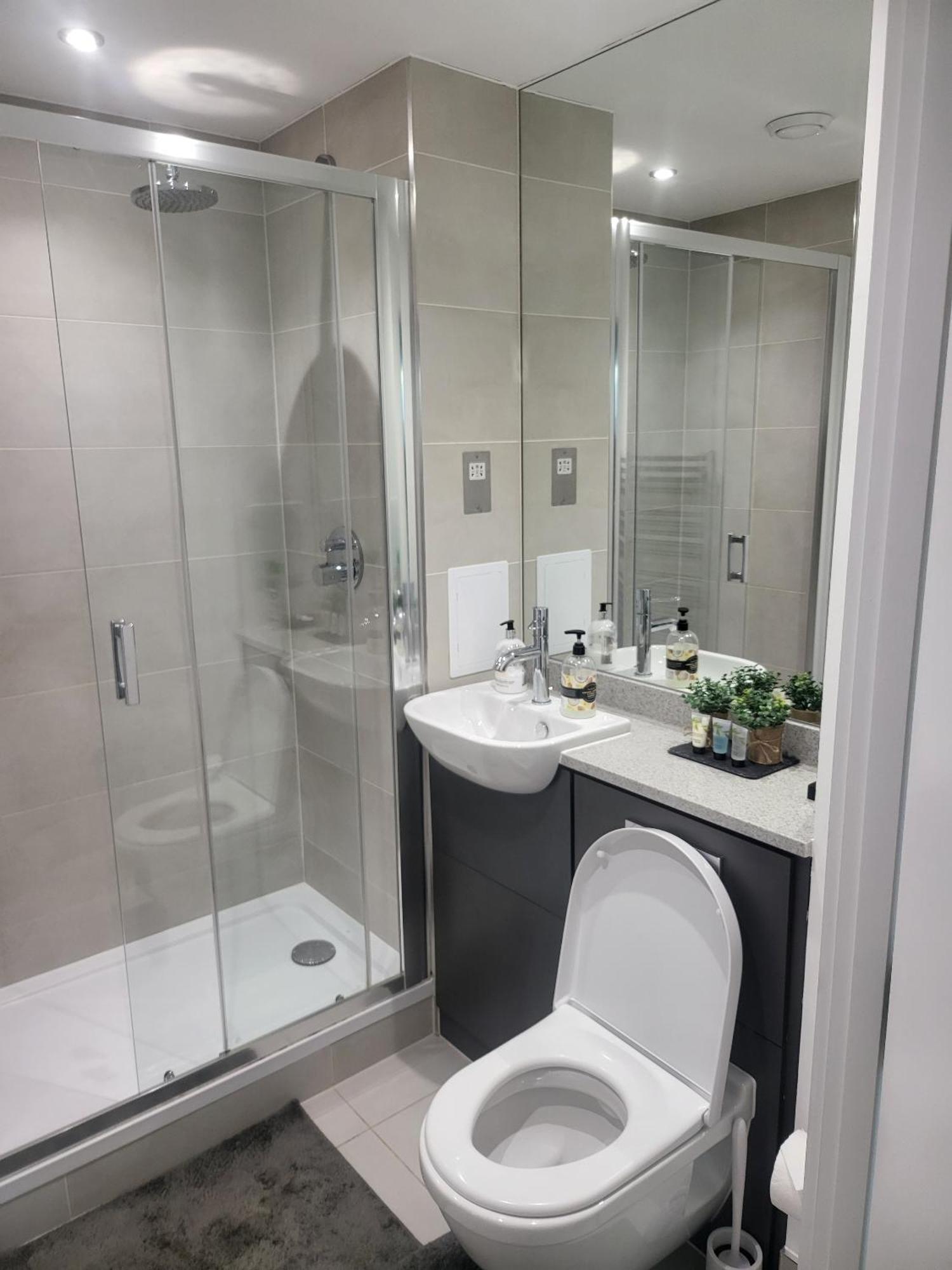 Kayz Lodge- Luxury Ensuite-Private & Shared Accommodation In A New House At The Olympic Village Overlooking Stratford Westfield And Tube Station ロンドン 部屋 写真