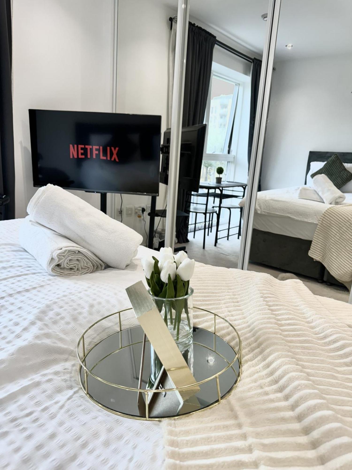 Kayz Lodge- Luxury Ensuite-Private & Shared Accommodation In A New House At The Olympic Village Overlooking Stratford Westfield And Tube Station ロンドン 部屋 写真