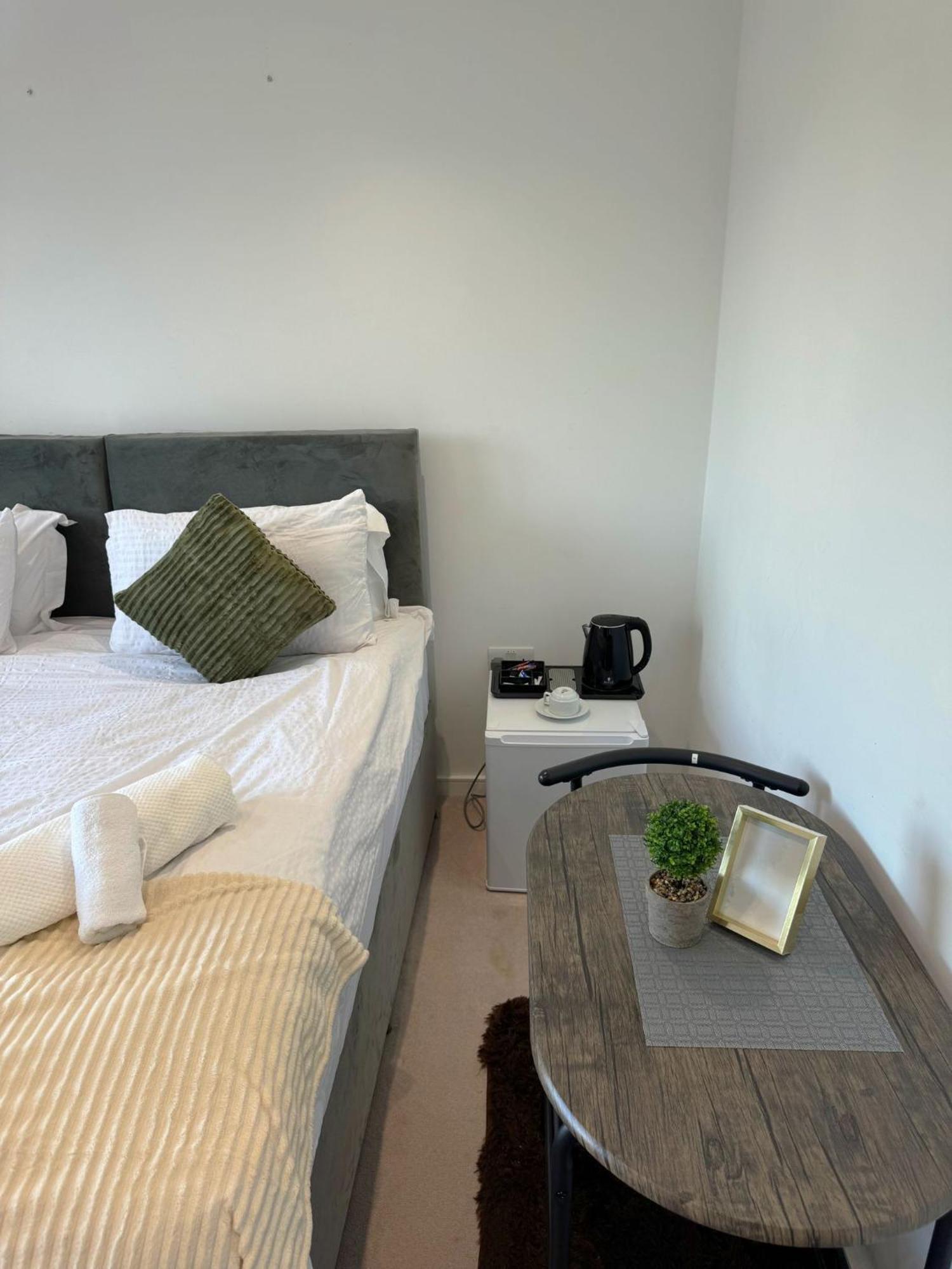 Kayz Lodge- Luxury Ensuite-Private & Shared Accommodation In A New House At The Olympic Village Overlooking Stratford Westfield And Tube Station ロンドン エクステリア 写真