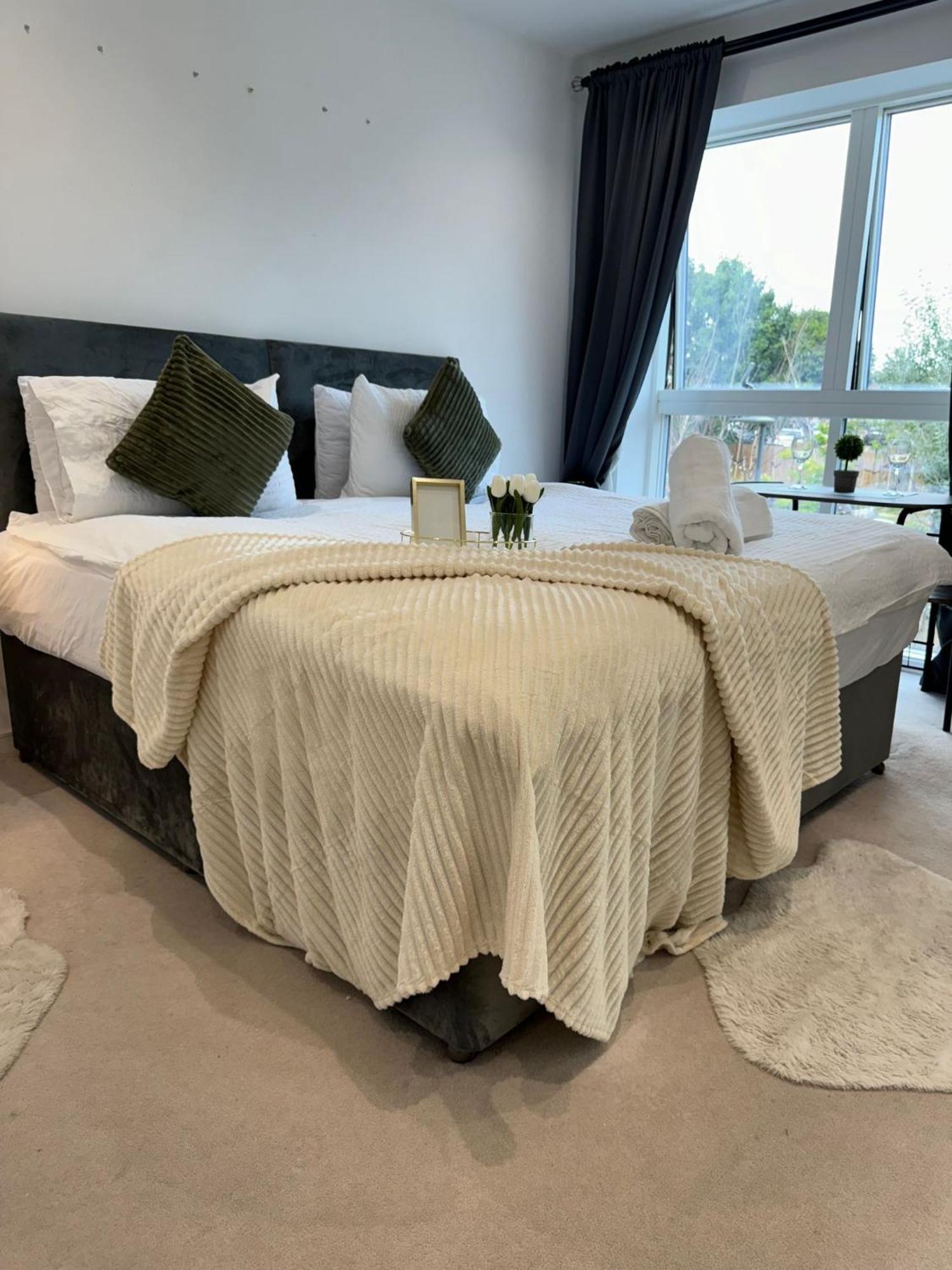 Kayz Lodge- Luxury Ensuite-Private & Shared Accommodation In A New House At The Olympic Village Overlooking Stratford Westfield And Tube Station ロンドン エクステリア 写真
